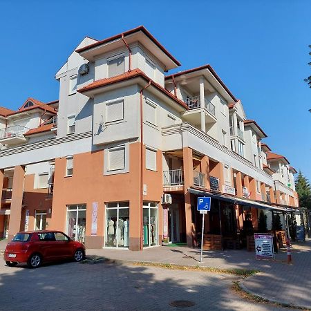 Samuci Apartman Hajdúszoboszló Buitenkant foto