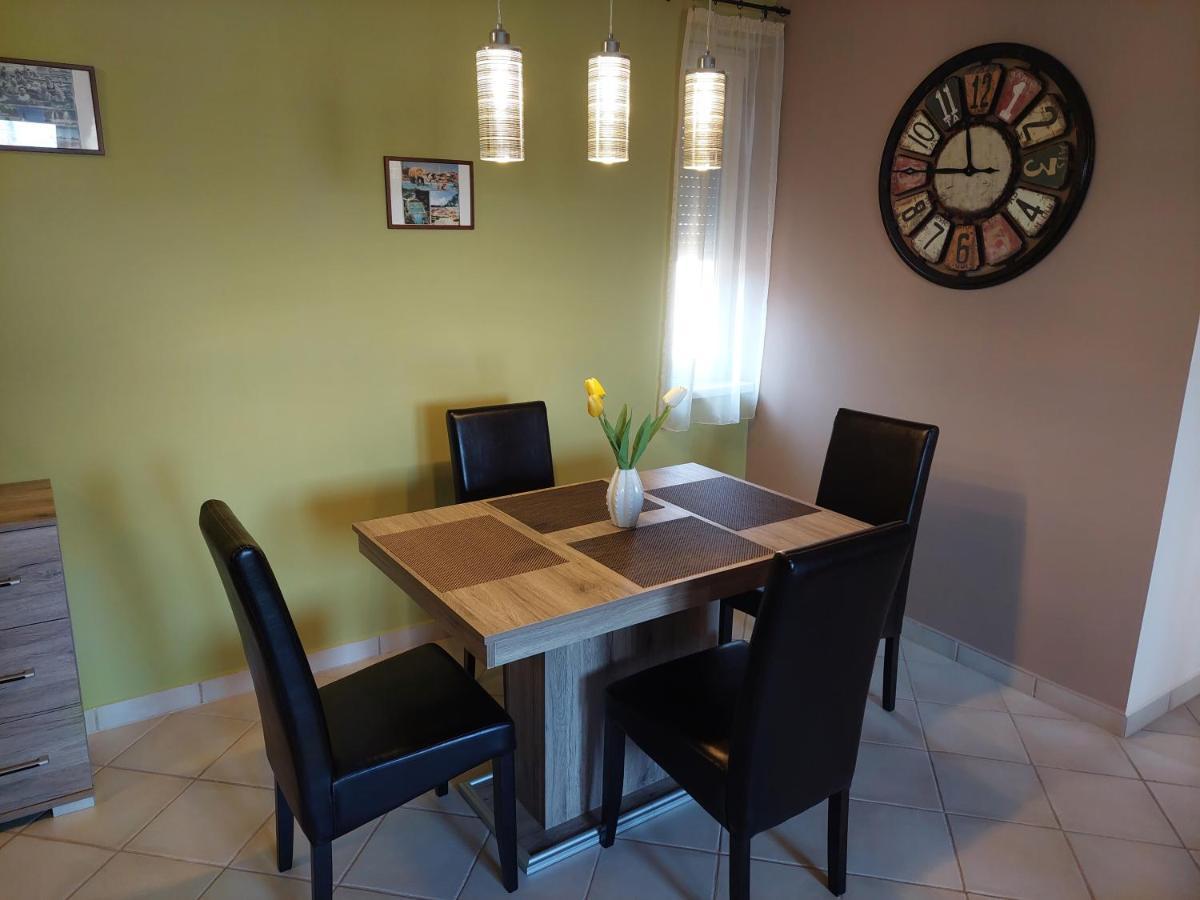 Samuci Apartman Hajdúszoboszló Buitenkant foto