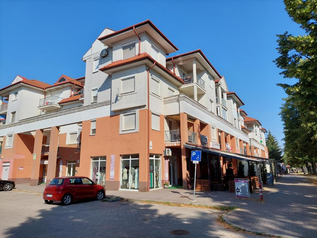 Samuci Apartman Hajdúszoboszló Buitenkant foto